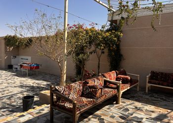 استراحة بجلسة وملعب كرة قدم