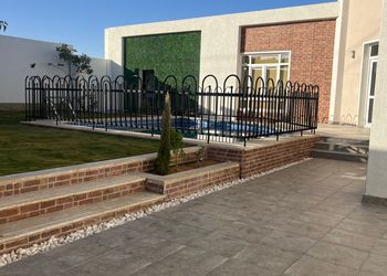 شاليه بمسطح اخضر ومسبح 