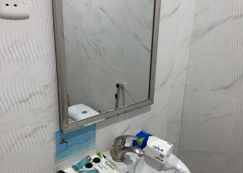 غرفة بسرير ماستر