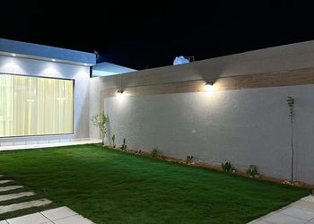 شاليه بمسبح خارجي ومسطح اخضر