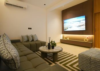 شقة بصالة وغرفتين نوم وسينما