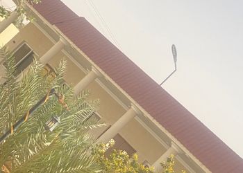 استراحة بألعاب أطفال وملعب كرة 