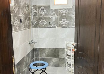 شقة بصالة وغرفة نوم مريحة 