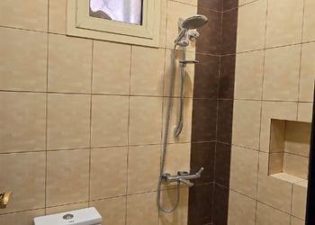 شقة بصالة مريحة وغرفتين نوم 
