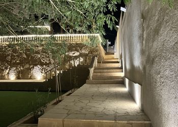 منتجع  بملحق خارجي مطل على الحديقه 