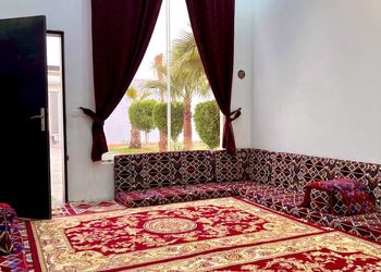 شاليه بصالة مطلة على المسبح