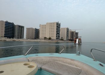 شقة بغرفة معيشة وغرفتين نوم 