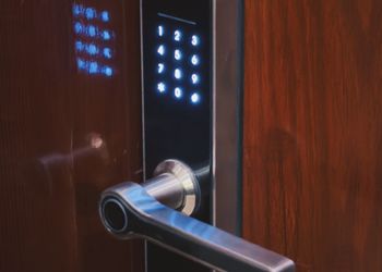 شقة بغرفة معيشة وغرفة نوم 