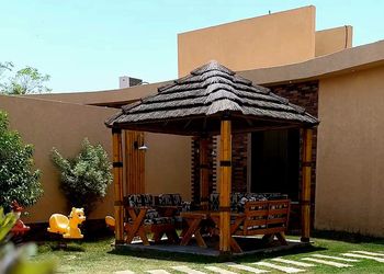 شاليه بمسبح خارجي ومسطح اخضر