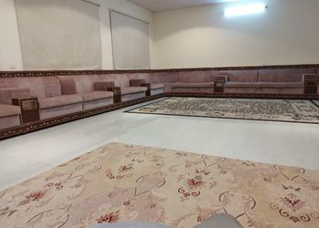 استراحة ببيت شعر وفناء خارجي