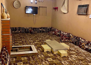 مزرعة بمسطحات خضراء وجلسة خارجية