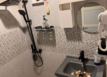 استديو بأثاث مريح وبسيط
