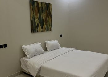 شاليه بجلسة خارجية ومسطح اخضر
