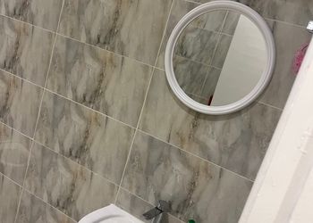 غرفة بسرير ماستر