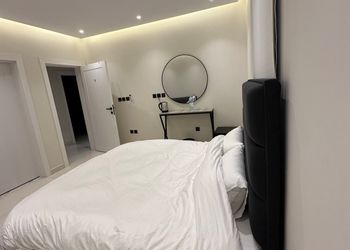 استديو بأثاث مريح وبسيط 