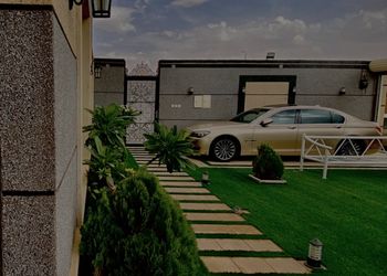 شاليه بجلسة تطل على مسبح خارجي 