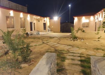 استراحة بمجلس واسع وفناء خارجي