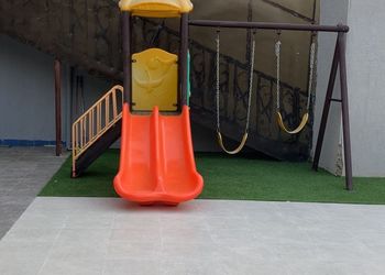 شاليه بألعاب مائية وجلسة خارجية