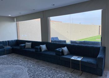 شاليه بجلسة تطل على مسبح خارجي 