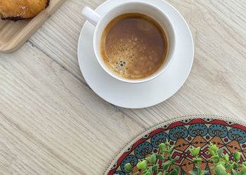 شاليه بجلسة تطل على مسبح خارجي 