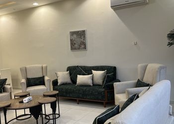 شاليه بجلسة خارجية ومسطح اخضر