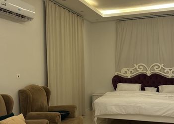 شاليه بجلسة تطل على مسبح داخلي 