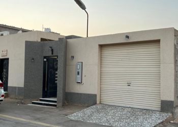 شاليه بمسبح داخلي ومجالس واسعة 