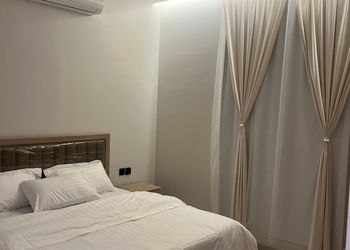 شقة بغرفة معيشة وغرفتين نوم 