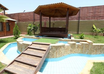 كوخ بجلسة خارجية وألعاب مائية