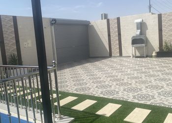 شاليه بجلسة تطل على مسبح خارجي 