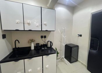 استديو بأثاث مريح وبسيط 