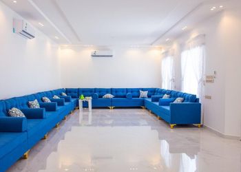 استراحة بمسطح اخضر وجلسة خارجية