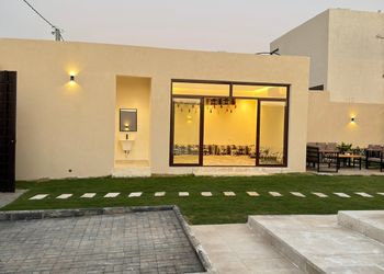شاليه بمسطح اخضر ومسبح 