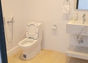 شاليه بمسطح اخضر وجلسة خارجية 
