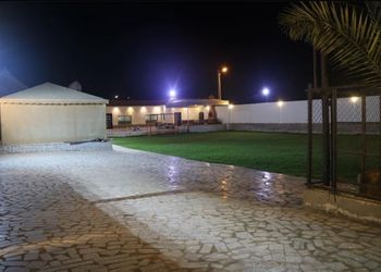 استراحة بمسطح اخضر وألعاب أطفال