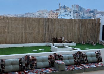 شاليه بمسطح اخضر وجلسة خارجية