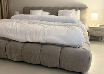 استديو بسرير ماستر وجلسة مريحة 