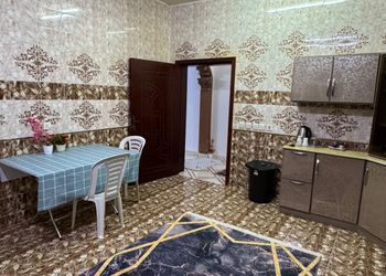 شقة بغرف نوم وصالة ومجلس 