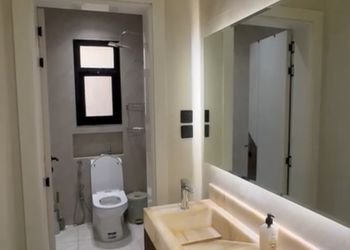 شقة بغرفة معيشة وغرفة نوم 