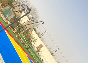 استراحة بألعاب أطفال وملعب كرة 