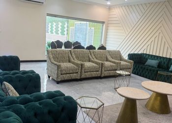 شاليه بجلسة خارجية ومسطح اخضر