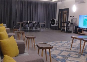 شاليه بمسطح اخضر وجلسة خارجية 
