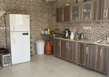 شاليه بجلسة خارجية ومسطح اخضر