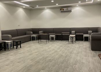 استراحة بمسبح داخلي ومسطح اخضر