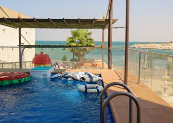 منتجع فندقي باطلاله على البحر 
