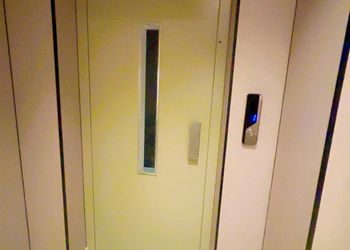 شقة بدخول ذاتي وصالة أنيقة 