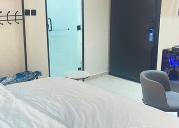 استديو بأثاث مريح وبسيط 