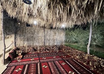 مزرعة بمسطح اخضر وجلسة خارجية 