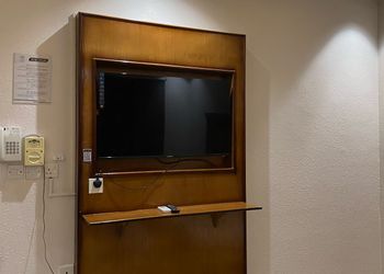 غرفة بسرير ماستر  ودورة مياة 