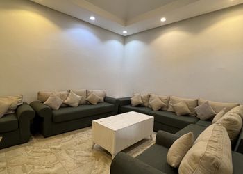 شاليه بمجلس ومسطح اخضر 
